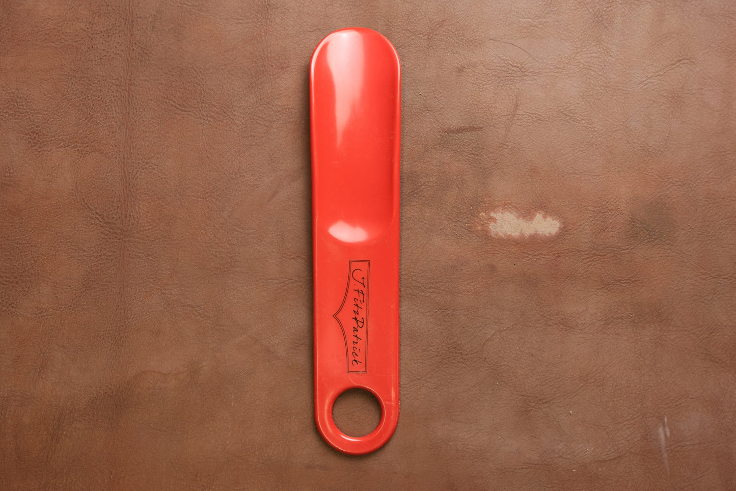 Embauchoirs de voyage en plastique rouge