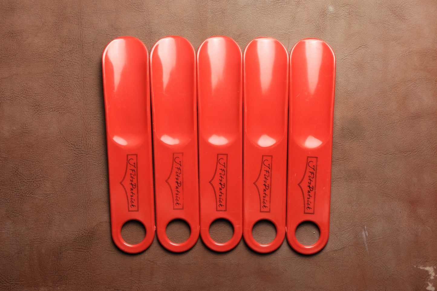 Embauchoirs de voyage en plastique rouge