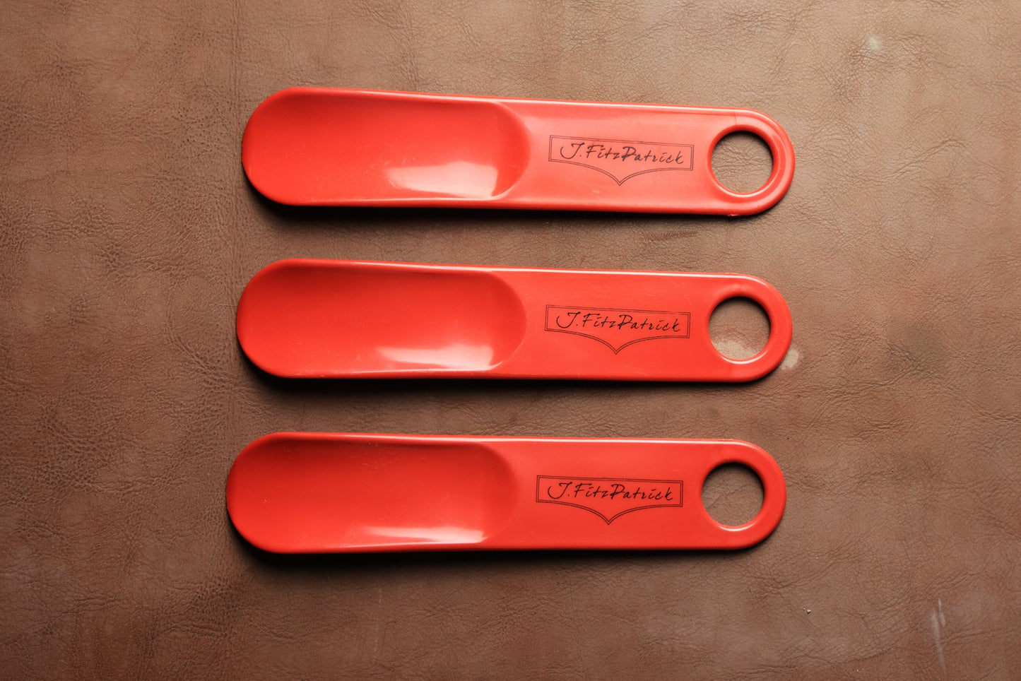 Embauchoirs de voyage en plastique rouge